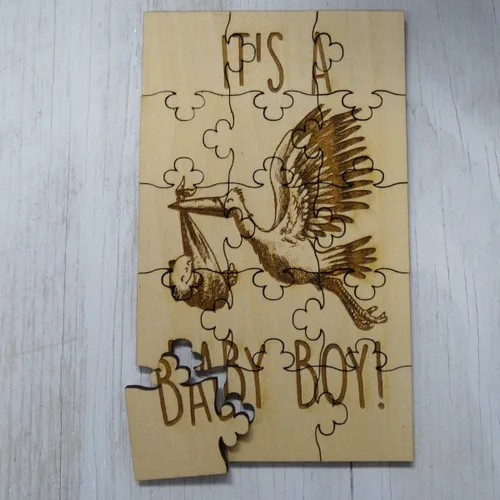 Vista 2 de ¡It's A Baby Boy! Rompecabezas de 15 piezas de madera de tilo, anuncio sorpresa de embarazo