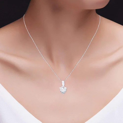 Vista 5 de Juego de collar y aretes con colgante de zafiro blanco simulado en forma de corazón y diamantes de plata esterlina