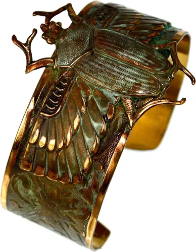 Vista 2 de Elaine Coyne Patina - Pulsera clásica con diseño egipcio de escarabajo Latón