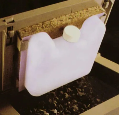 Vista 2 de Intruder CrawlerCrib Nightcrawler - Caja de cebo para gusanos, mantiene el cebo fresco, empaquetado con ropa de cama de gusanos Good N' Lively