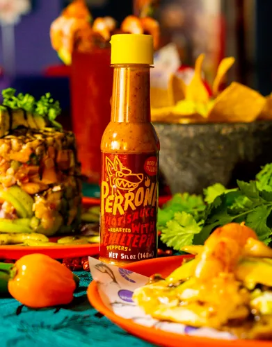 Vista 4 de La Perrona Botella de salsa picante chiltepin asada de 5 onzas Tatemada Chiltepin Pepper Salsa Picante Extra picante Hecho a mano