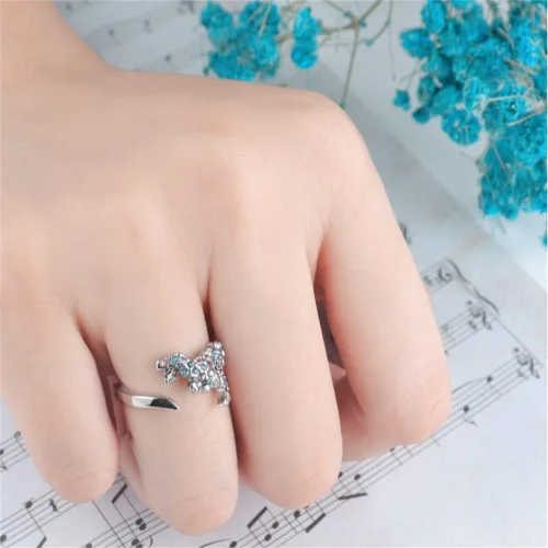 Vista 3 de COLORFUL BLING 4 anillos de dinosaurio, bonitos anillos ajustables de estegosaurio y triceratops para niñas y niños, estilo hippie, joyería fresca