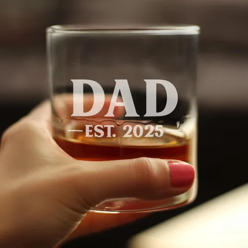 Vista 4 de Dad Est 20XX personalizado – Nuevo padre whisky rocas regalo de cristal para padres primerizos – Gafas personalizadas atrevidas de 10.25 onzas
