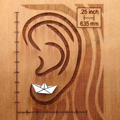 Vista 6 de Origami - Aretes de madera pintada de color blanco con postes de titanio hipoalergénicos sin níquel, joyería de capitán marinero