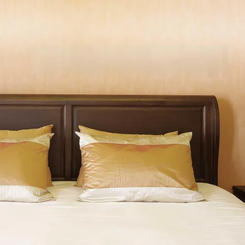 Vista 2 de Calcomanía de pared con texto en inglés "Always Kiss Me Goodnight" (texto en inglés), diseño dorado con texto en inglés Negro