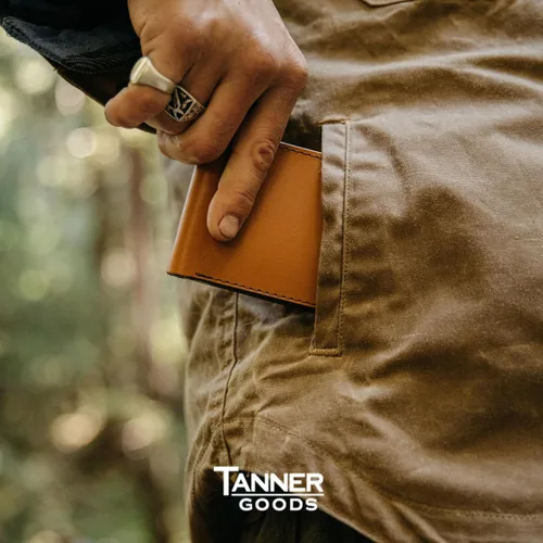 Vista 6 de TANNER GOODS Billetera de cuero para hombre, estilo tradicional, con 4 ranuras para tarjetas, sección de notas planas. Billetera de bolsillo