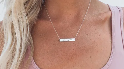 Vista 2 de Collar de barra horizontal de fuerza para mujer, joyería de fuerza, un collar de motivación, colgante de mantra es un dije inspirador, regalo