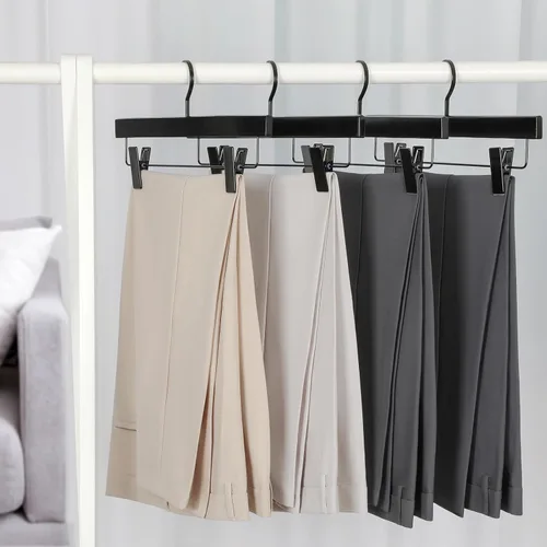 Vista 2 de TOPIA HANGER Perchas de madera negra para pantalones, perchas de falda de madera con clips, percha de lujo para jeans con gancho plano anti-óxido