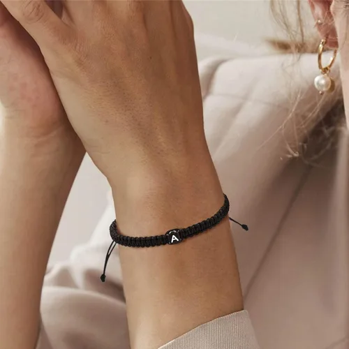 Vista 4 de Pulseras de cuerda con inicial para mujeres, hombres, adolescentes, niñas, niños, hechas a mano, pulsera trenzada de cuerda minimalista