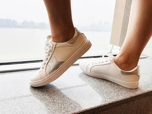 Vista 6 de FEVERSOLE Tenis de cuero sintético con cordones coloridos para mujer