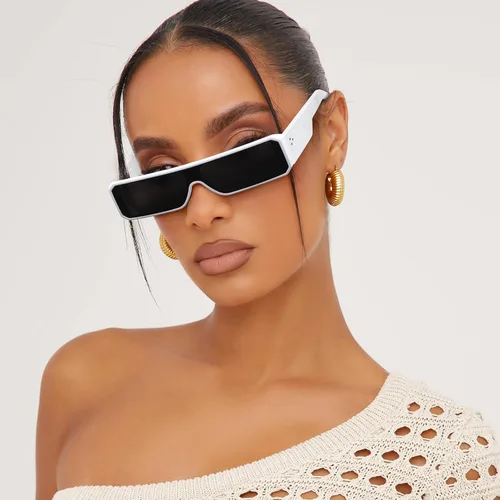 Vista 2 de TYA Gafas de sol pequeñas para mujeres y hombres, futuristas alienígenas, color negro, lentes de sol rectangulares con marco brillante de los años