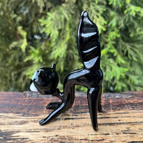 Vista 6 de Figura de gato de cristal negro – Escultura de gato en miniatura estilo Murano soplado a mano – Adorno de escritorio de gatito de cristal artístico