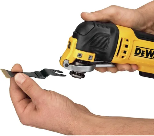 Vista 4 de DEWALT Herramienta Oscilante, 3 Amperios, con Cable, Incluye Hojas para Madera, Papel de Lija y Bolsa de Herramientas (DWE315K)