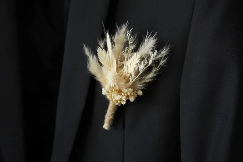 Vista 7 de Flores secas blancas Boho Pampas Boutonniere secas, ramo de flores secas rústicas, pin de solapa para mujeres/novios para hombres (B01)