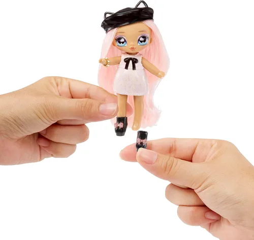 Vista 5 de Na! Na! Na! Surprise Mini Ultimate Surprise Kitty Katwood 4 pulgadas Mini muñeca de moda inspirada en gatitos con 10 modas misteriosas, sorpresas