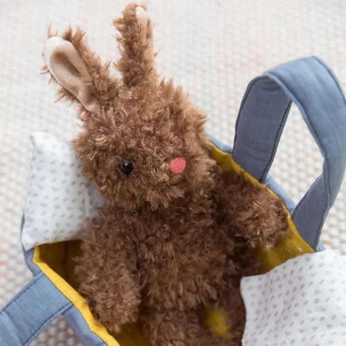 Vista 5 de Manhattan Toy Moppettes Beau Bunny - Juego de peluche con conejito de peluche, moisés de tela, manta y almohada