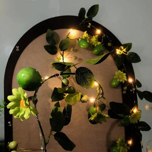 Vista 15 de Guirnalda de plantas de vid de limón amarillo, frutas artificiales, margaritas blancas, bayas con luz de hadas, funciona con pilas para el hogar