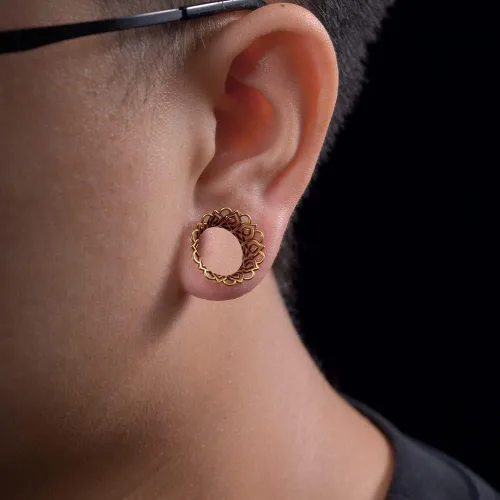 Vista 5 de ERKUOO 2 medidores de oreja con patrón hueco, doble acampanado, túnel de oreja, expansor, aretes de carne, piercing de lóbulo, joyería de 2 a 1
