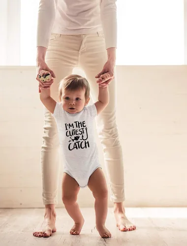Vista 15 de CBTwear Traje de bebé con texto en inglés «I'm the Cutest Catch», adorable mameluco para niño y niña, divertido y lindo traje infantil