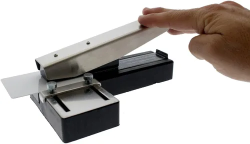 Vista 3 de Perforadora de ranura de identificación estilo grapadora resistente (rectángulo), con guías ajustables y base antideslizante para PVC, plástico