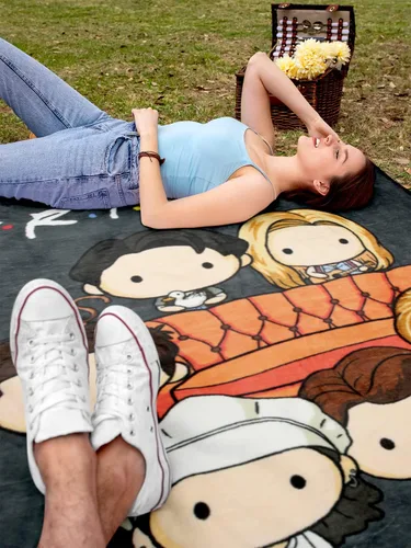 Vista 3 de Manta de micro raschel con personajes chibi del programa de TV Friends, 46"x60" (116cm x 152cm) multicolor / Talla única