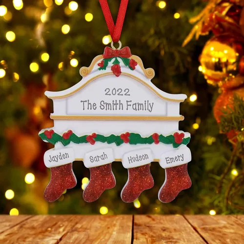 Vista 6 de Adornos de Navidad 2024, adornos de Navidad personalizados con nombre grabado, adorno de calcetín de Navidad para decoración de árbol (4 nombres)