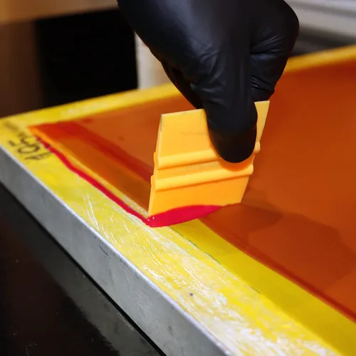 Vista 3 de Ecotex® Screen Printing SR Liquid Tape Block Out (galón - 128oz.) - Cinta de bloqueo resistente a los disolventes para pantallas de serigrafía y Rojo