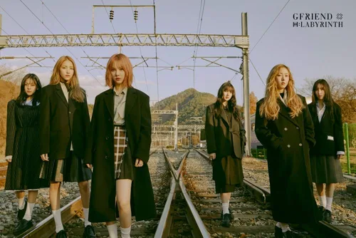 Vista 2 de Gfriend 8º Mini álbum de Laberinto Versión Aleatoria CD+60p PhotoBook+16p Mini Book+1p Pop Up Card+1p Photo Film+2p Selfie Phohto Card+Seguimiento