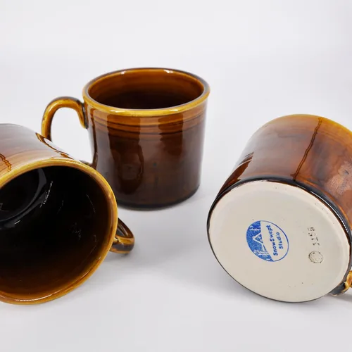 Vista 2 de Taza de café de cerámica hecha a mano - Remolino marrón 14oz