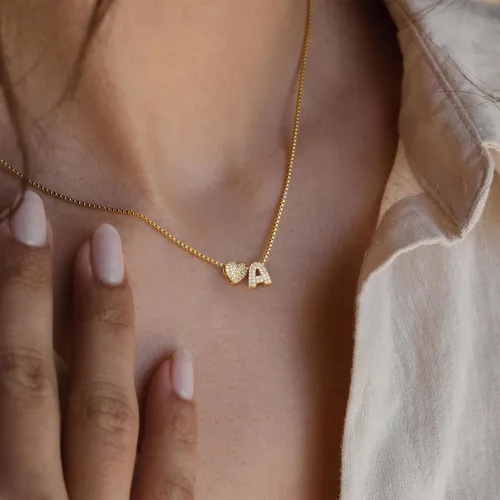 Vista 4 de Turandoss Collar con inicial de corazón de oro para mujer, delicado collar de letras de corazón personalizado chapado en oro de 18 quilates, collar