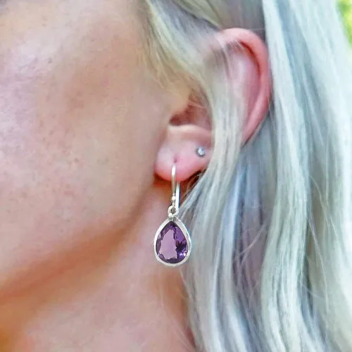 Vista 3 de Aretes de amatista de plata de ley, aretes de piedra de amatista natural, aretes colgantes de plata 925 para mujer, aretes de lágrima de piedra