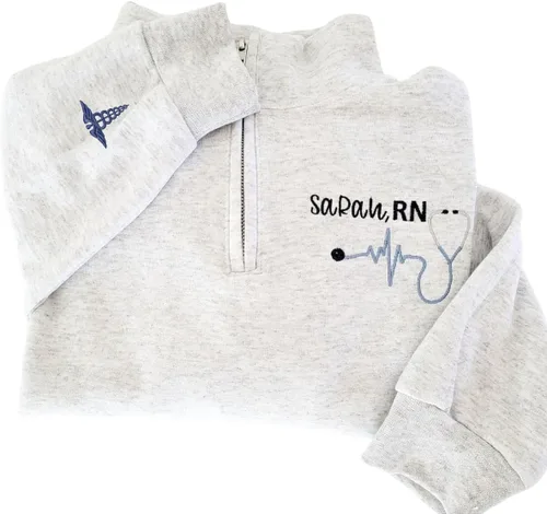 Vista 9 de COUPLEHOODIES - Sudadera de enfermería bordada con nombre, personalizada, con cremallera de un cuarto, regalo para asistente de enfermería
