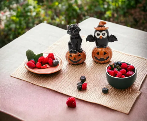 Vista 2 de Juego de salero y pimentero de cerámica fina para Acción de Gracias, Halloween, gato negro y búho en calabaza, 3-3/4 pulgadas de alto