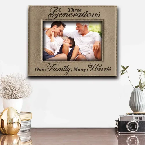 Vista 3 de BELLA BUSTA - Tres generaciones - Marco de fotos de cuero grabado con texto en inglés «One Family Many Hearts» para el Día de la Madre, Mamá y Papá