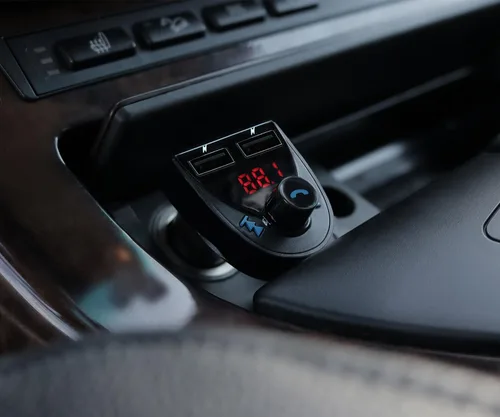 Vista 3 de ALURATEK Receptor de audio Bluetooth para coche y transmisor FM con micrófono para llamadas manos libres (ABF01F), azul
