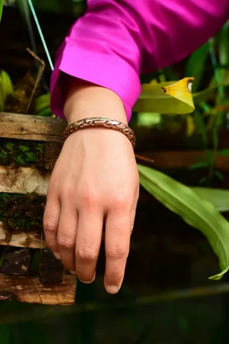 Vista 2 de Pulsera medicinal tibetana de cobre hecha a mano en Nepal