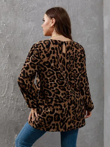 Vista 2 de OYOANGLE Blusa de manga larga con estampado de leopardo para mujer, talla grande, blusa suelta
