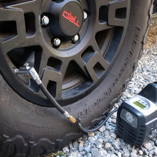 Vista 2 de JACO SmartPro 2.0 AC/DC - Compresor de aire para inflador de neumáticos (12 V CC, 120 V CA) con extensión de manguera Lightning L2X (paquete)