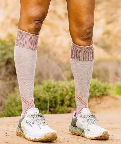 Vista 2 de Sockwell Calcetines de compresión graduados Pulse para mujer Gris - Pulso hasta la rodilla