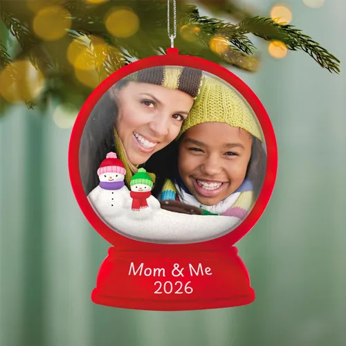 Vista 3 de Hallmark Keepsake Adorno de Navidad (foto de 2026 con globo de nieve de mamá y yo)
