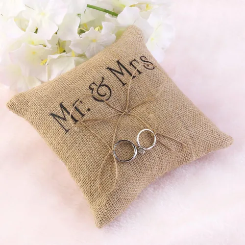 Vista 4 de TINKSKY Mr Mrs - Almohada de anillo de boda de arpillera y yute con lazo