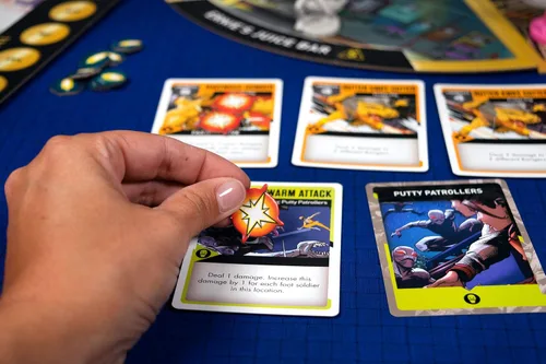 Vista 8 de Renegade Game Studios Power Rangers Heroes of The Grid durante 14 años