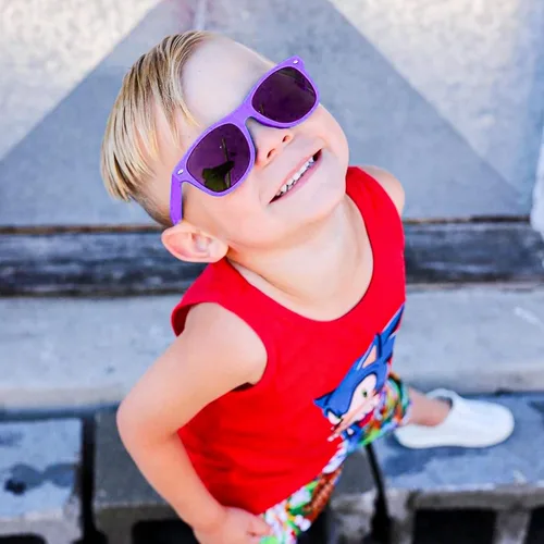 Vista 4 de SUNOVELTIES Paquete de 12 lentes de sol retro neón para niños pequeños, diseño de corazón clásico, a granel, regalos de fiesta para niños y niñas
