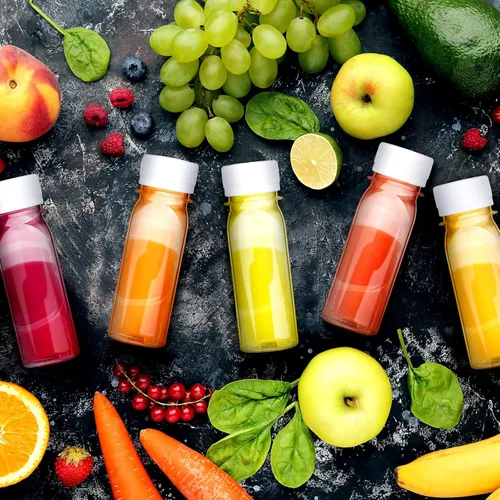 Vista 5 de FoldTier 100 botellas de plástico para chupitos de jugo con tapas, botellas pequeñas de chupitos de jengibre transparentes para líquidos, tarros