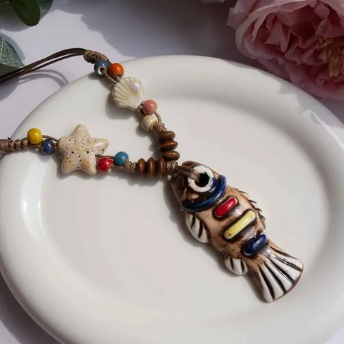 Vista 5 de Collar de cuentas de cerámica hecho a mano con colgante de pescado