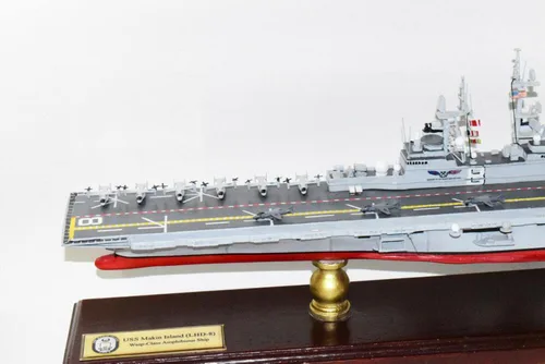 Vista 2 de Squadron Nostalgia LLC USS Makin Island (LHD-8) Barco de asalto anfibio, modelo de barco de asalto, avispa, 24 pulgadas, caoba