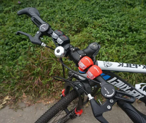 Vista 2 de Juego de luces delanteras y traseras para bicicleta, luces traseras de silicona LED para bicicleta, faros delanteros y traseros de bicicleta