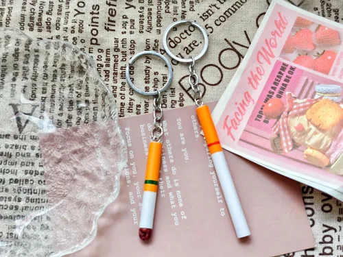 Vista 2 de Llaveros de cigarrillos retro divertidos lindos regalos bolsa encantos llaveros creativos geniales punk Halloween para hombres mujeres cartera