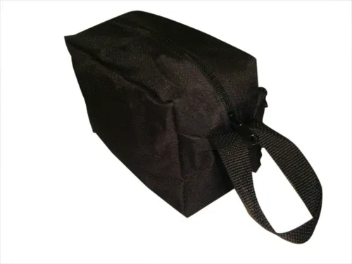 Vista 2 de Neceser tiene bolsillo frontal, bolsa de afeitar, kit de viaje cosmético fabricado en Estados Unidos. Negro