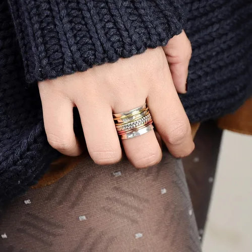 Vista 3 de Boho-Magic Anillo giratorio de plata de ley 925 con anillos antiestrés de latón y cobre para mujer de banda ancha